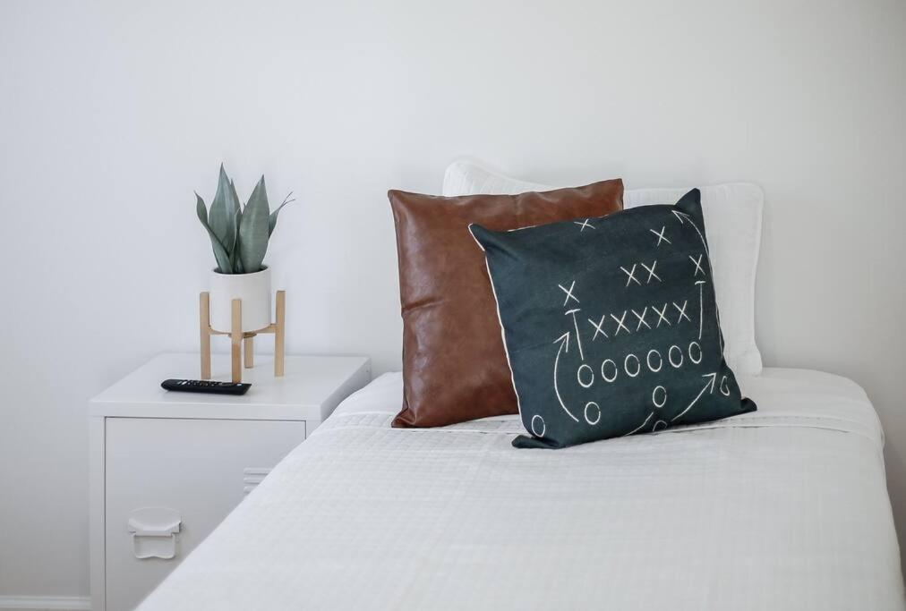 End Zone Escape-Light And Bright Hof Village Home كانتون المظهر الخارجي الصورة