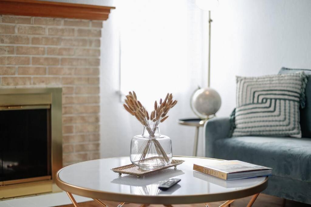 End Zone Escape-Light And Bright Hof Village Home كانتون المظهر الخارجي الصورة
